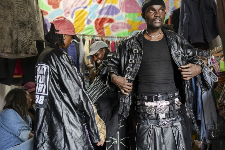 Des mannequins portent les créations du styliste Morgan Azedy, avatnt un défilé de créateurs spécialisés dans le recyclage de tissus et de vêtements mis au rebut, le 9 octobre 2025 à Nairobi, au Kenya