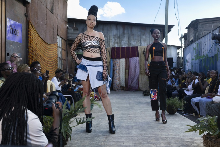 Des mannequins présentent des tenues de créateurs locaux spécialisés dans le recyclage de tissus et de vêtements mis au rebut, lors du défilé de mode Gikomba Runway Edition à Nairobi, le 10 octobre 2025 au Kenya