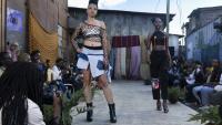 Des mannequins présentent des tenues de créateurs locaux spécialisés dans le recyclage de tissus et de vêtements mis au rebut, lors du défilé de mode Gikomba Runway Edition à Nairobi, le 10 octobre 2025 au Kenya