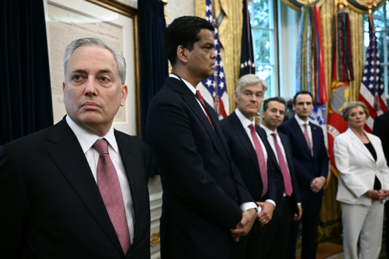 L’entrepreneur David Sacks, tsar de l’IA et des cryptomonnaies, regarde avant que le président des Etats-Unis, Donald Trump, ne signe des décrets sur la recherche contre le cancer pédiatrique et dans le domaine de l’IA, dans le Bureau ovale de la Maison Blanche à Washington, le 30 septembre 2025