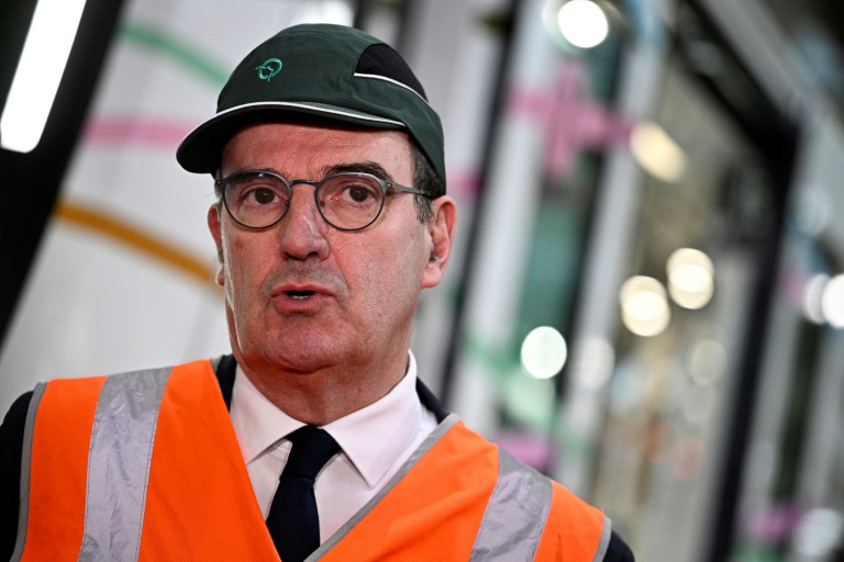 Jean Castex, portant une casquette de la RATP qu'il dirige, lors de la présentation des nouveaux métros MF19 construits par Alstom, à Bobigny (Seine-Saint-Denis), le 14 février 2025