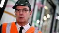 Jean Castex, portant une casquette de la RATP qu'il dirige, lors de la présentation des nouveaux métros MF19 construits par Alstom, à Bobigny (Seine-Saint-Denis), le 14 février 2025
