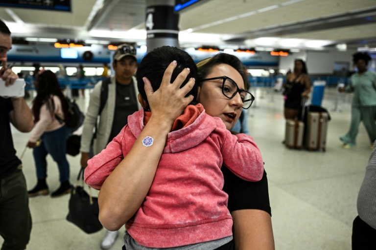 Louisa Gutierrez, du Guatemalan-Maya Center, prend dans ses bras Franklin, 3 ans, à l'aéroport international de Miami, le 4 décembre 2025