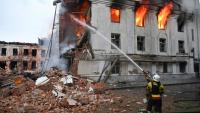 Un pompier lutte contre un incendie dans un bâtiment après une série d'attaques russes contre la ville de Kharkiv, dans l'est de l'Ukraine, le 7 juin 2025
