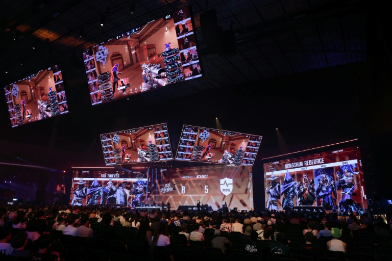 Les spectateurs suivent les équipes 100 Thieves et NongShim RedForce qui s'affrontent sur le jeu Valorant lors de l'Esports World Cup le 11 juillet 2026
