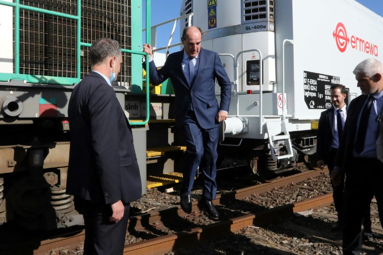 Le Premier ministre français Jean Castex (c) descend du train Perpignan-Rungis qui reprend du service à la gare de fret Saint Charles à Perpignan, le 22 octobre 2021