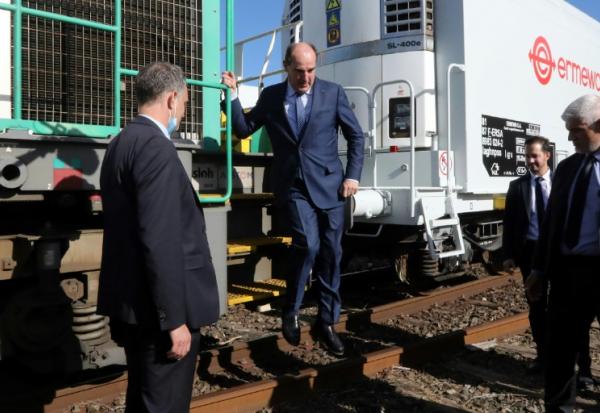 Le Premier ministre français Jean Castex (c) descend du train Perpignan-Rungis qui reprend du service à la gare de fret Saint Charles à Perpignan, le 22 octobre 2021