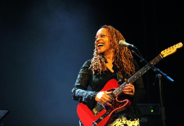 La musicienne de jazz et chanteuse américaine Cassandra Wilson se produit lors du Festival de jazz de Skopje, à Skopje, le 20 octobre 2013