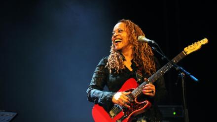 La musicienne de jazz et chanteuse américaine Cassandra Wilson se produit lors du Festival de jazz de Skopje, à Skopje, le 20 octobre 2013