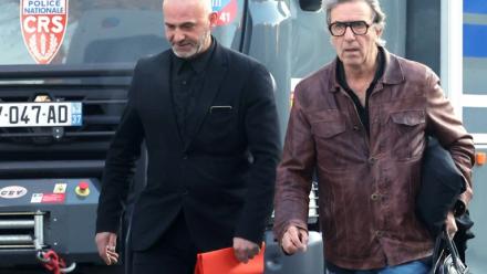 Christophe Ellul, à gauche, et son avocat Alexandre Novion arrivent au tribunal de Soissons, le 3 mars 2026 dans l'Aisne