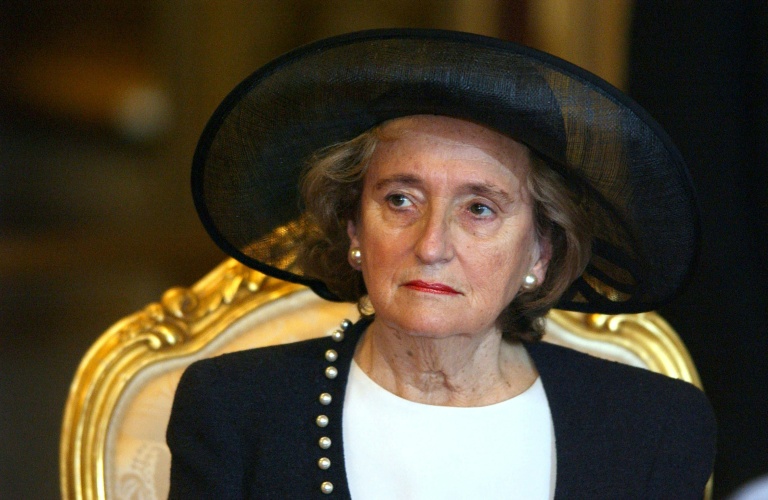 Bernadette Chirac écoute un discours de la reine d'Angleterre Elizabeth II au Sénat, à Paris, le 6 avril 2004