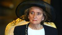 Bernadette Chirac écoute un discours de la reine d'Angleterre Elizabeth II au Sénat, à Paris, le 6 avril 2004