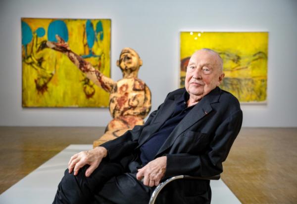 L'artiste allemand Georg Baselitz devant certaines de ses œuvres exposées au Centre Pompidou avant l'exposition "Baselitz - la rétrospective" à Paris, le 16 octobre 2021