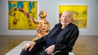 L'artiste allemand Georg Baselitz devant certaines de ses œuvres exposées au Centre Pompidou avant l'exposition "Baselitz - la rétrospective" à Paris, le 16 octobre 2021