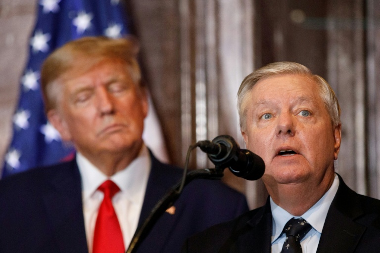 Le sénateur républicain de Caroline du Sud, Lindsey Graham (D) aux côtés de Donald Trump, le 28 janvier 2023 à Colombia, en Caroline du Sud 