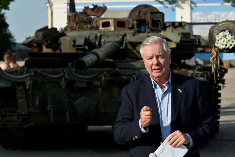 Le sénateur américain Lindsey Graham devant des équipements militaires russes édtruits exposés à Kiev le 26 mai 2023