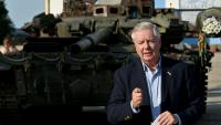 Le sénateur américain Lindsey Graham devant des équipements militaires russes édtruits exposés à Kiev le 26 mai 2023