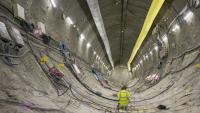 Un ingénieur dans le laboratoire souterrain de recherche du site d'enfouissement de déchets nucléaires Cigeo (Centre Industriel de stockage Géologique), exploité par l'Agence nationale française pour la gestion des déchets radioactifs, Andra, à Bure, dans l'est de la France, le 8 août 2024