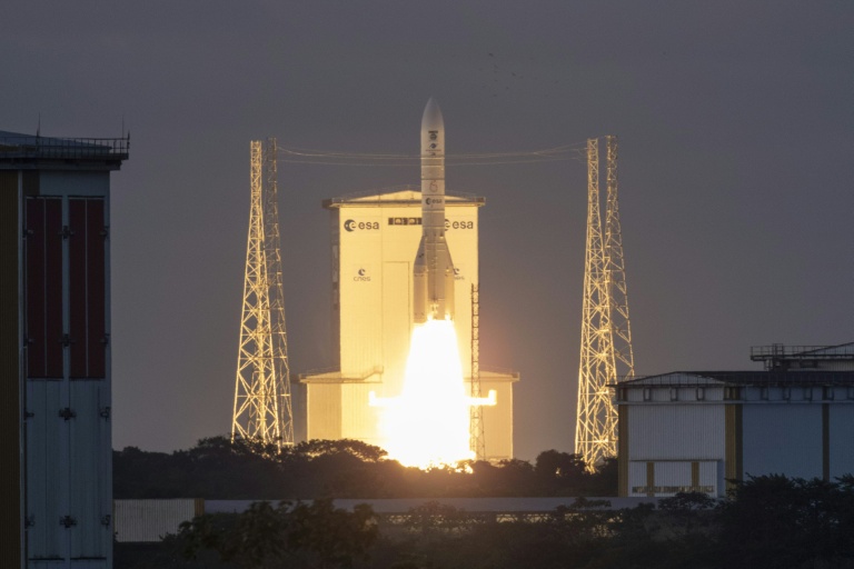 La fusée Ariane 6 de l'Agence spatiale européenne (ESA), transportant le satellite d'observation de la Terre Sentinel 1-D, décolle du Centre spatial de Kourou, le 4 novembre 2025 en Guyane
