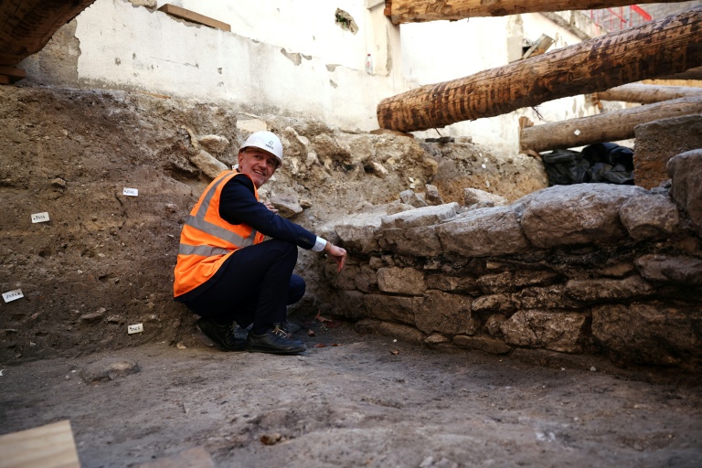 Le maire de Paris, Emmanuel Grégoire, sur le site archéologique où un mur datant de l'époque gallo-romaine a été découvert, dans le centre de Paris, le 23 septembre 2026 