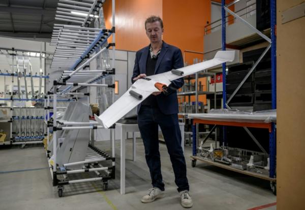 Bastien Mancini, cofondateur de l'entreprise Delair avec le drone Oscar produit en collaboration avec KNDS dans les locaux de Delair à Labège, dans le sud-ouest de la France 