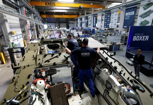 Des employés sur une nouvelle ligne de production du groupe franco-allemande KNDS à Munich, le 22 avril 2026 en Allemagne