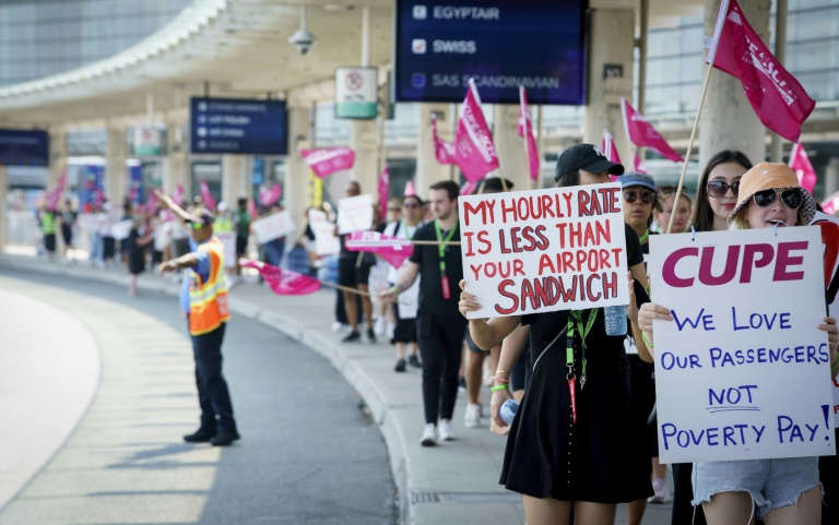 Des grévistes d'Air Canada au Pearson International Airport de Toronto le 16 août 2025