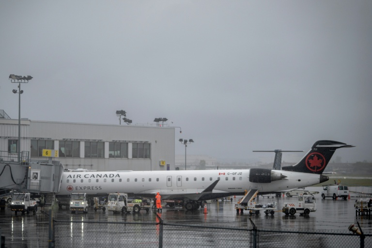 Un avion d'Air Canada sur le tarmac de l'aéroport Pierre-Elliott Trudeau de Montréal, Québec, Canada, le 17 août 2025