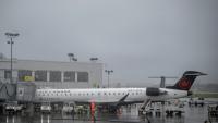 Un avion d'Air Canada sur le tarmac de l'aéroport Pierre-Elliott Trudeau de Montréal, Québec, Canada, le 17 août 2025
