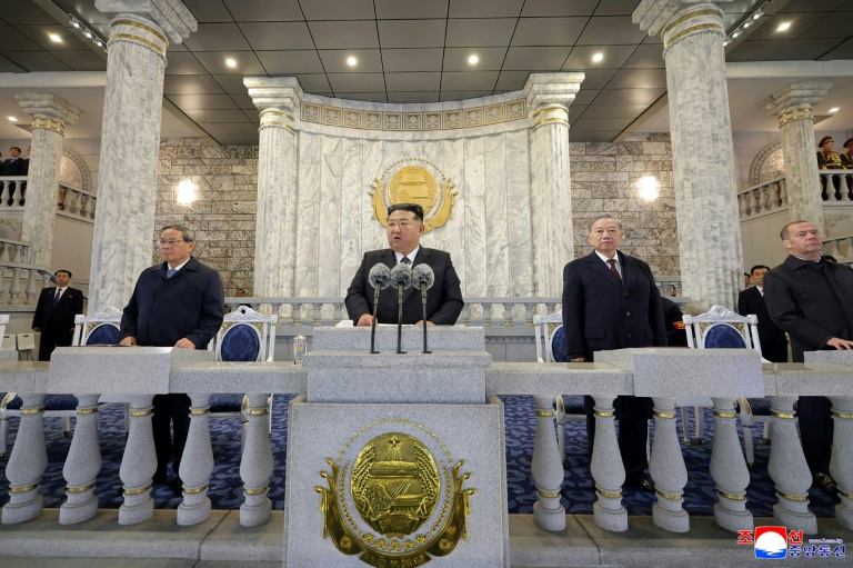 Le dirigeant coréen Kim Jong Un (au centre) assiste à un défilé militaire le 10 octobre 2025 à Pyongyang aux côtés du Premier ministre chinois Li Qiang (à gauche), du secrétaire général du Parti communiste vietnamien To Lam (à droite) et de l'ancien président russe Dmitri Medvedev