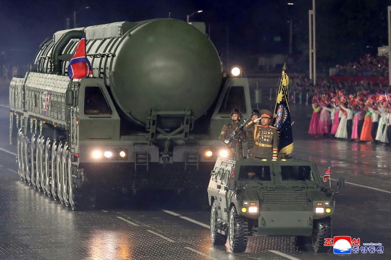Un missile balistique intercontinental (ICBM) nord-coréen défile sur la place Kim Il Sung de Pyongyang, le 10 octobre 2025