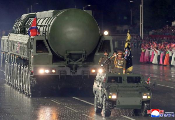 Un missile balistique intercontinental (ICBM) nord-coréen défile sur la place Kim Il Sung de Pyongyang, le 10 octobre 2025