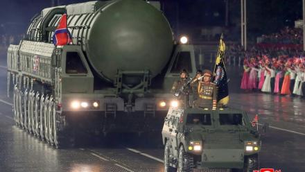Un missile balistique intercontinental (ICBM) nord-coréen défile sur la place Kim Il Sung de Pyongyang, le 10 octobre 2025