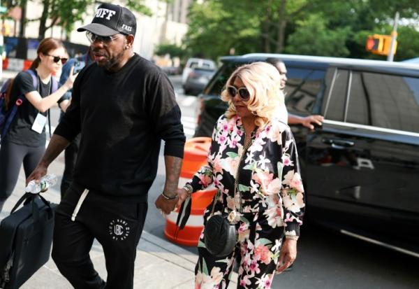 Janice Combs, la mère de Sean "Diddy" Combs, arrive au tribunal fédéral de Manhattan pour le procès du magnat du hip-hop, le 6 juin 2025, à New York.
