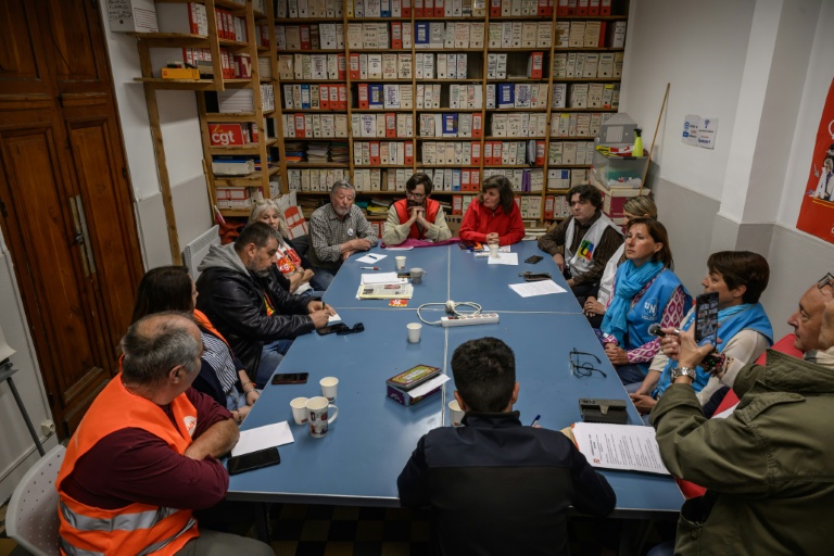 Des représentants syndicaux assistent à une conférence de presse lors d'un rassemblement organisé par la CGT contre les mesures annoncées par le maire RN de Carcassonne, à la Bourse du Travail de Carcassonne, le 13 mai 2026 dans l'Aude