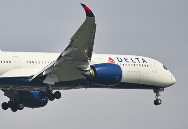 Un Airbus de Delta Airlines se prépare à atterir à l'aéroport de Shanghai Pudong International Airport le 16 avril 2025 