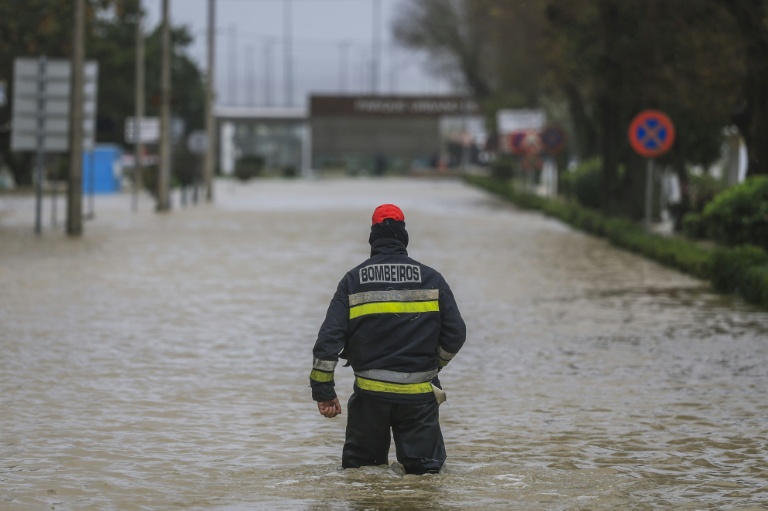 Un pompier dans une rue inondée d'Alcacer do Sal lors de la Dépression Leonardo, le 4 février 2026 dans le sud du Portugal