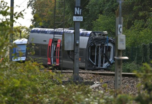 Photo le 12 septembre 2026 d'une voiture du TER qui a déraillé la veille à Cléon, en Seine-Maritime,  faisant 44 blessés
