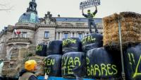 "Maudite soit la guerre économique" peut-on lire sur une pancarte lors d'une manifestation d'agriculteurs devant la préfecture de la Haute-Vienne, à Limoges, le 17 décembre 2025