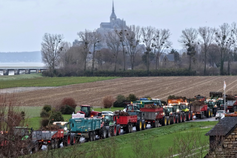Vue aérienne d'une manifestation d'agriculteurs avec des tracteurs organisée par la Coordination rurale près du Mont-Saint-Michel (Manche),le 18 décembre 2025