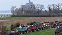 Vue aérienne d'une manifestation d'agriculteurs avec des tracteurs organisée par la Coordination rurale près du Mont-Saint-Michel (Manche),le 18 décembre 2025