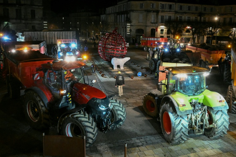 Manifestation d'agriculteurs pour protester contre la gestion gouvernementale de la dermatose bovine à Auch le 27 décembre 2025