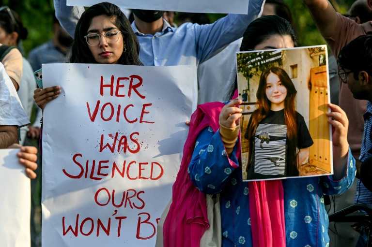 Deux jeunes femmes rendant hommage à l'influenceuse pakistanaise Sana Yousaf, assassinée à son domicile par un individu dont elle avait refusé les avances, lors d'un rassemblement à Islamabad, le 5 juin 2025