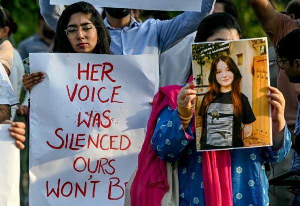 Deux jeunes femmes rendant hommage à l'influenceuse pakistanaise Sana Yousaf,  assassinée à son domicile par un individu dont elle avait refusé les avances, lors d'un rassemblement à Islamabad, le 5 juin 2025
