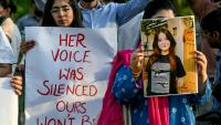 Deux jeunes femmes rendant hommage à l'influenceuse pakistanaise Sana Yousaf,  assassinée à son domicile par un individu dont elle avait refusé les avances, lors d'un rassemblement à Islamabad, le 5 juin 2025