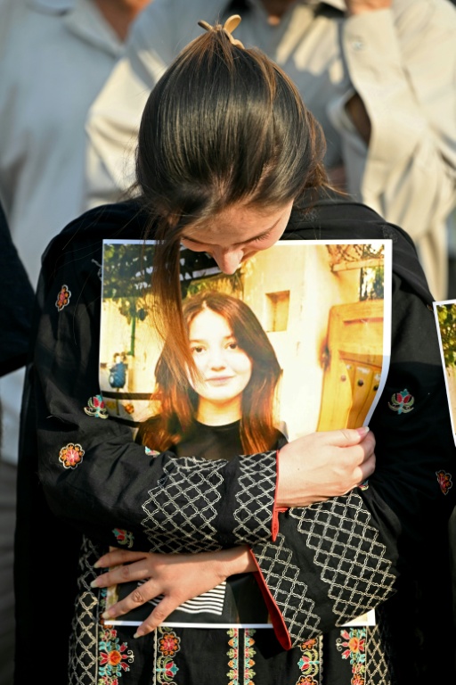 Une femme, présente à un rassemblement en hommage à Sana Yousaf le 5 juin 2025 à Islamabad au Pakistan, serre entre ses bras un portrait imprimé de la jeune influenceuse de 17 ans assassinée