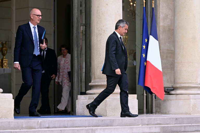 Le ministre de l'Economie Roland Lescure, à gauche, et à sa droite le ministre de la Justice Gérald Darmanin à l'issue du Conseil des ministres à Paris le 24 août 2026