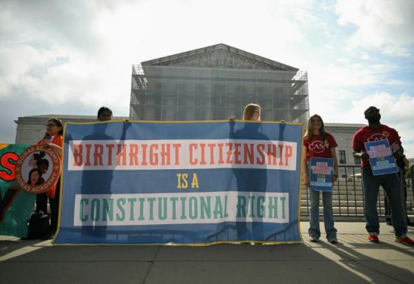 Des manifestants brandissent des pancartes en faveur du droit du sol aux Etats-Unis devant la Cour suprême, à Washington le 15 mai 2025