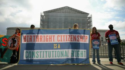 Des manifestants brandissent des pancartes en faveur du droit du sol aux Etats-Unis devant la Cour suprême, à Washington le 15 mai 2025