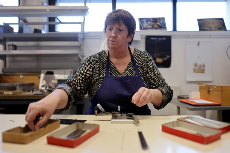 Une employée travaille dans l'atelier de la maison Henry Jullien à Lons-le-Saunier, dans le Jura, le 29 janvier 2026